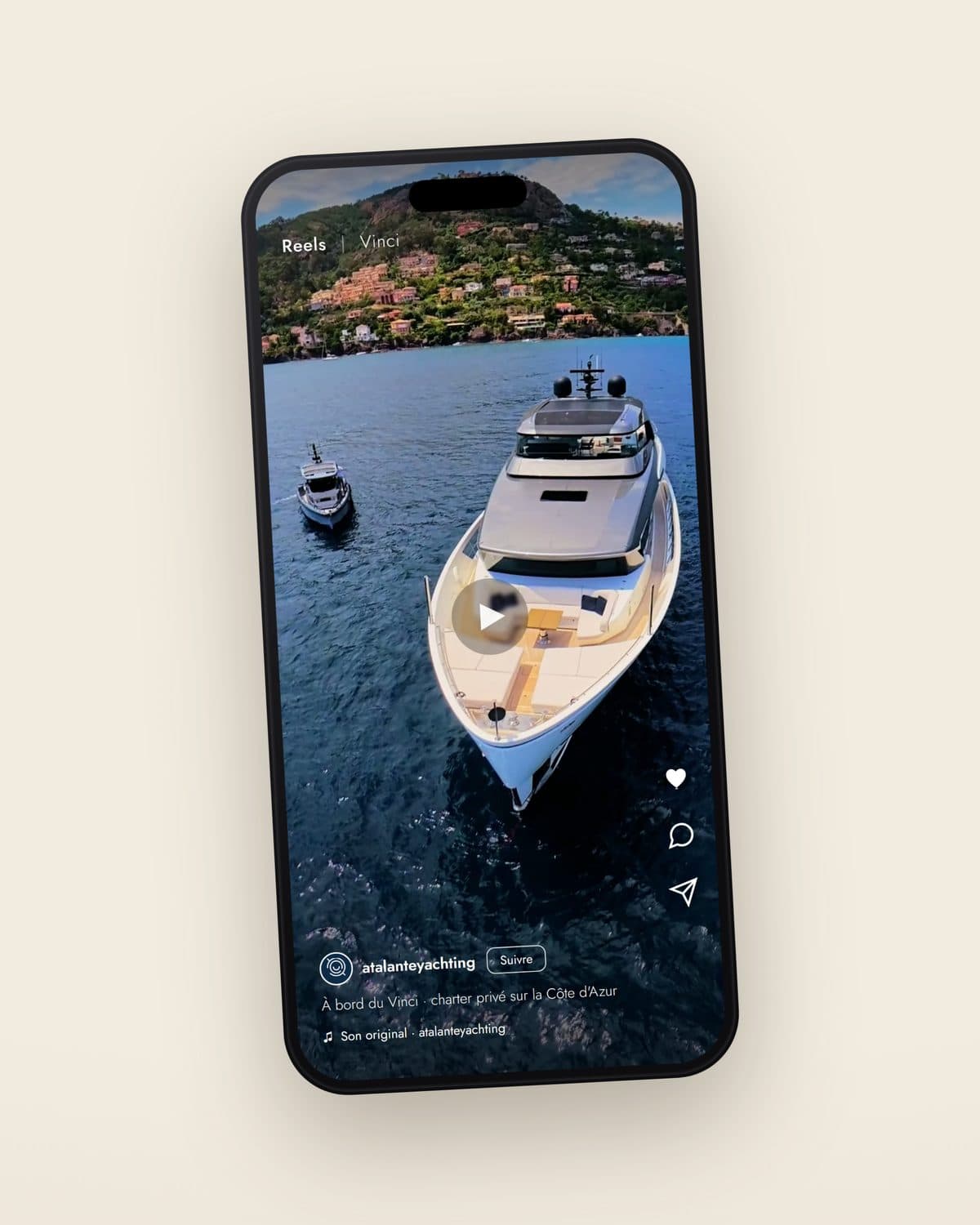 Reel Instagram d’Atalante Yachting sur un téléphone