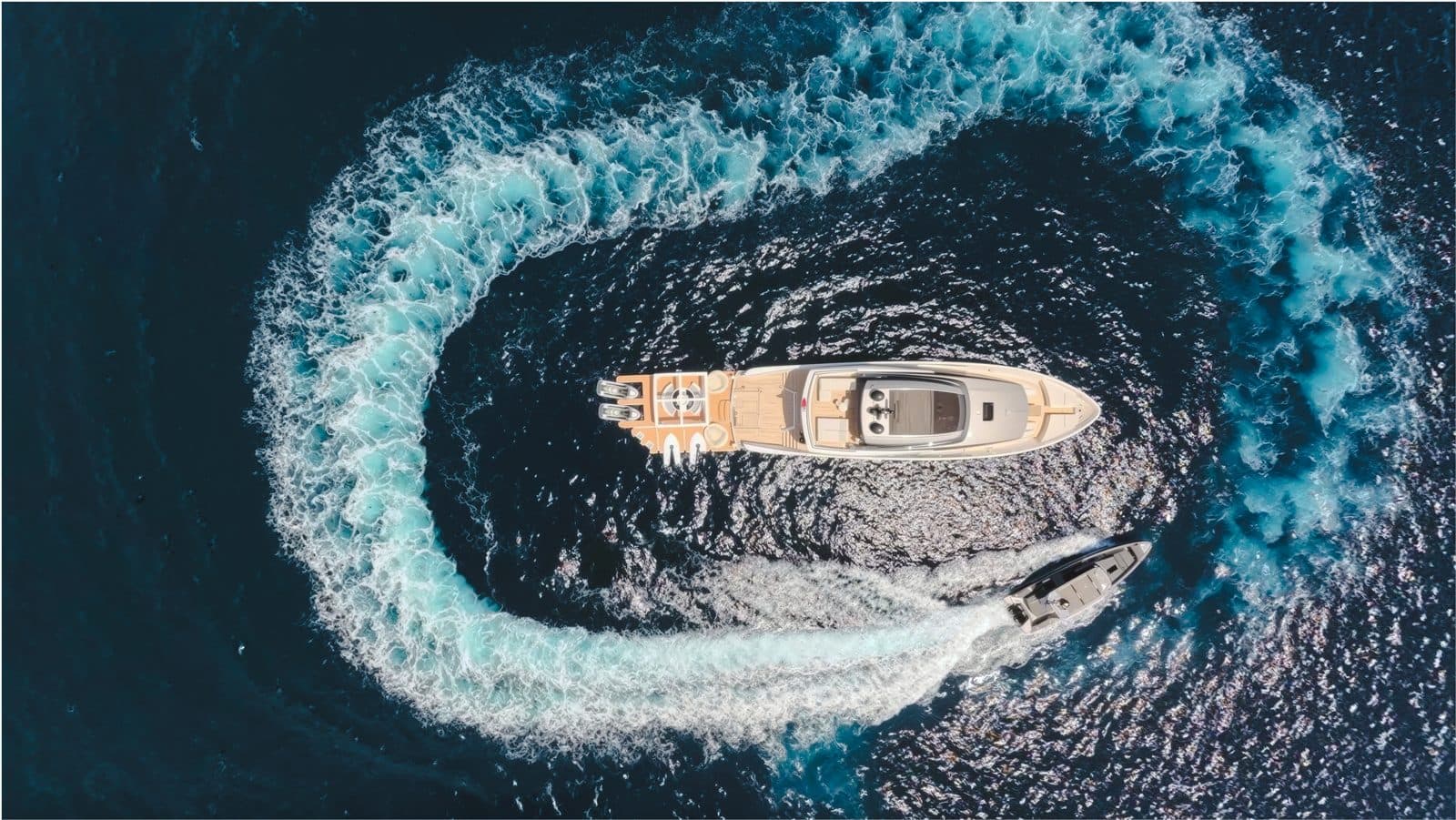 Vinci II au mouillage vu du drone