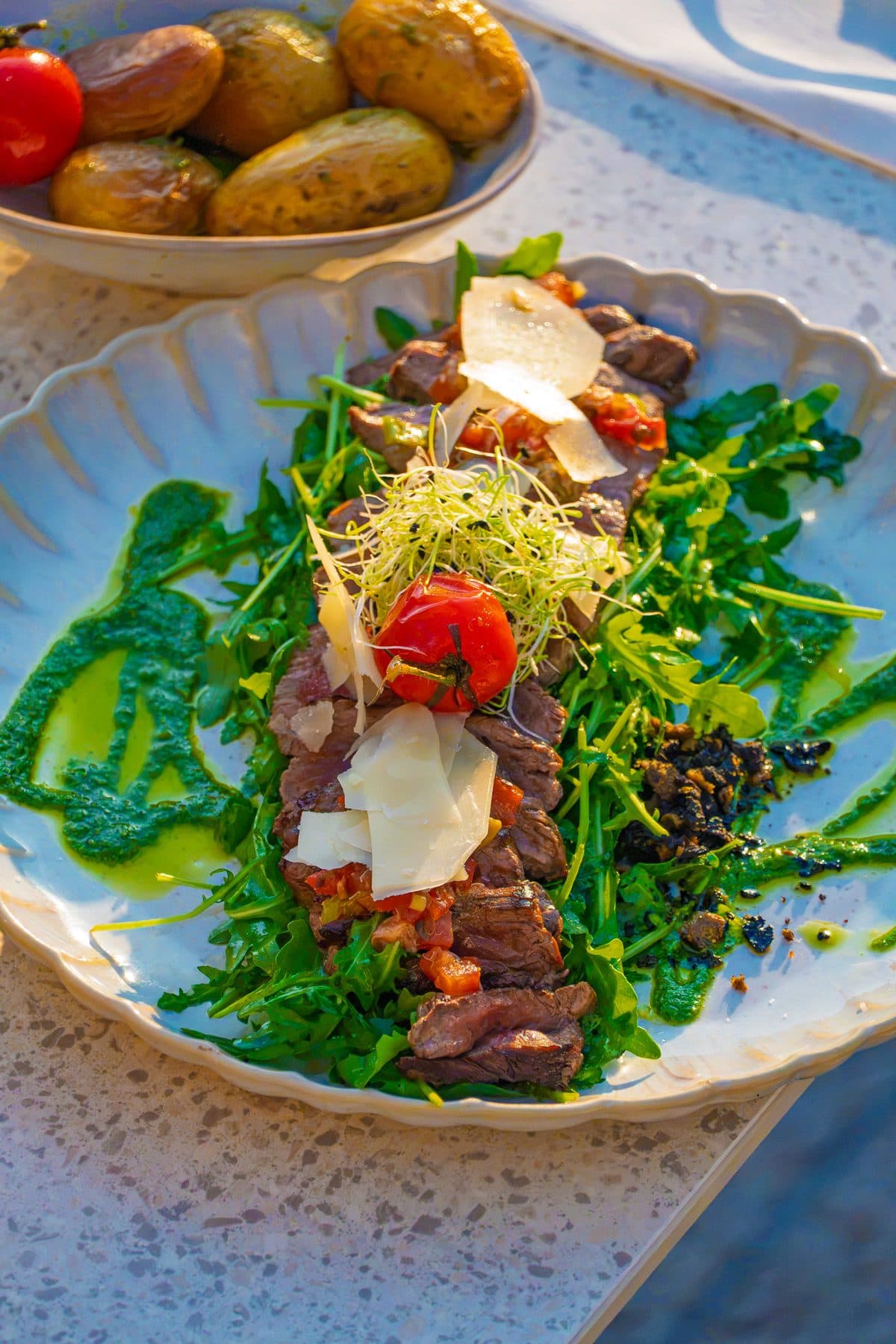 Tagliata de bœuf, assiette coquille, lumière dorée